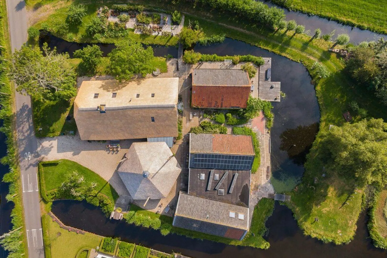 Leren kijken naar architectuur #19: Hoe herken je historische dakbedekking? Van riet tot zinken roevendak