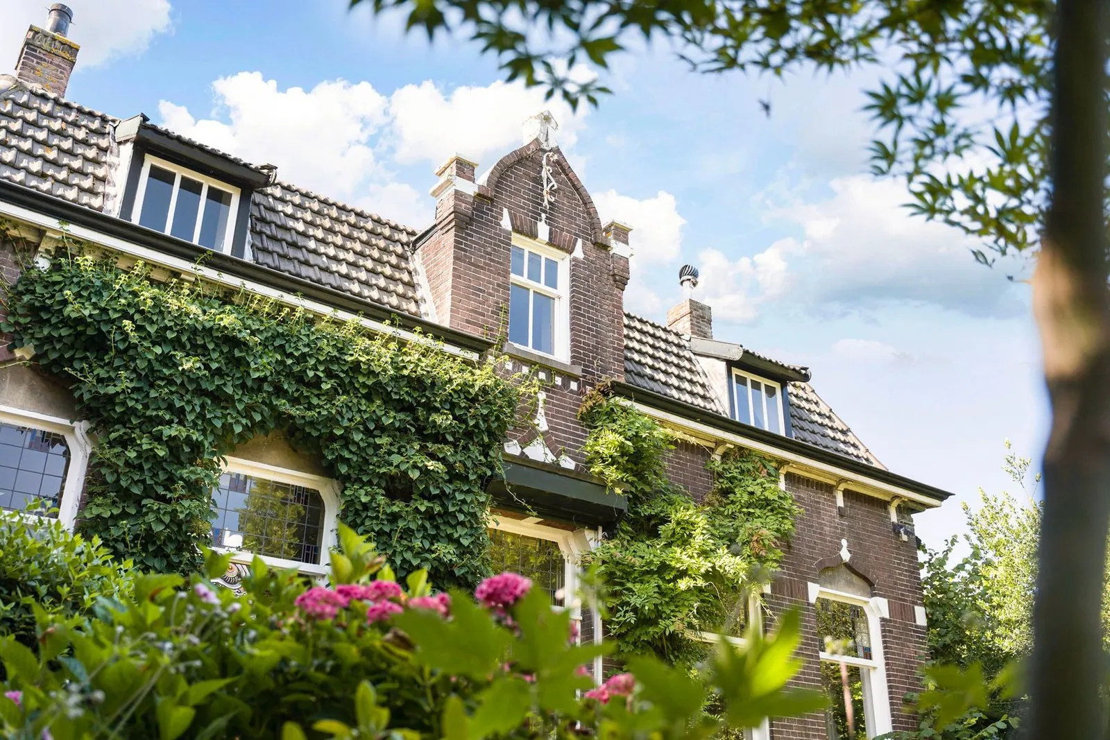 Leren kijken naar architectuur #21: Historische dakkapellen herkennen. Waarom verhoudingen belangrijker zijn dan afmetingen