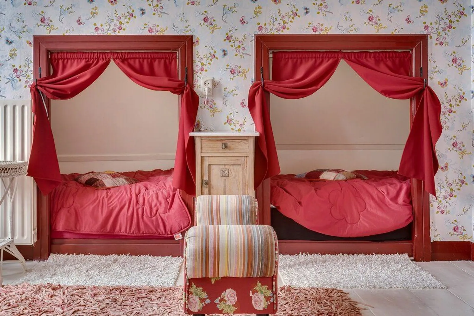 Leren kijken naar architectuur #29: Waarom huizen bedsteden hadden. Sliepen mensen vroeger echt zittend?